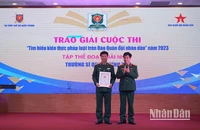 Thượng tướng Nguyễn Văn Nghĩa, Phó Tổng tham mưu trưởng Quân đội nhân dân Việt Nam trao giải nhất tập thể Cuộc thi “Tìm hiểu kiến thức pháp luật” trên Báo Quân đội nhân dân điện tử năm 2023 cho đại diện Trường Sĩ quan Chính trị. (Ảnh: TRUNG HƯNG)