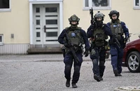 Cảnh sát vũ trang có mặt tại trường Viertola ở Vantaa, Phần Lan sau khi xảy ra vụ nổ súng, ngày 2/4/2024. (Ảnh: Reuters) 