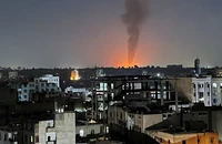 Khói bốc lên sau một cuộc không kích vào Sanaa, Yemen, ngày 25/2/2024. (Ahr: Reuters) 