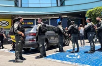 Cảnh sát Israel bên ngoài một trung tâm mua sắm sau vụ tấn công bằng dao ở Karmiel, miền bắc Israel, ngày 3/7/2024. (Ảnh: Reuters) 