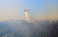 Trực thăng tham gia hoạt động chữa cháy rừng trên núi Parnitha, gần Athens, Hy Lạp. (Ảnh: Reuters) 