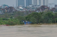 Nước sông Hồng cao sát với cầu Long Biên. (Ảnh: THẾ ĐẠI)