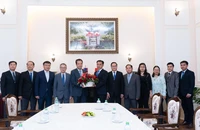 Đại diện Đại sứ quán Lào chúc mừng lãnh đạo và cán bộ Đại sứ quán Việt Nam tại Nga.