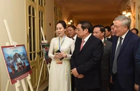 Thủ tướng Phạm Minh Chính và các đồng chí lãnh đạo Đảng, Nhà nước tham quan triển lãm ảnh.