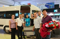 Lá gan được vận chuyển thành công đến sân bay Nội Bài. Ảnh VNA.