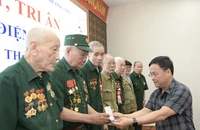 Tại chương trình, đại diện lãnh đạo huyện Mường Ảng, các đơn vị chức năng của huyện đã trao tặng những món quà tri ân của tỉnh Điện Biên, Bộ Quốc phòng, huyện Mường Ảng đến các cựu chiến binh từng tham gia Chiến dịch Điện Biên Phủ và kháng chiến chống Pháp.