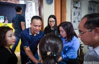 Lãnh đạo Công đoàn viên chức Việt Nam chia buồn cùng gia đình một nạn nhân tại huyện Thạch Thất, Hà Nội. (Ảnh: THÀNH ĐẠT)