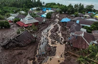 Góc nhìn từ máy bay không người lái cho thấy những ngôi nhà bị hư hại sau trận lũ quét ở làng Rua, Ternate, tỉnh Bắc Maluku, Indonesia. (Ảnh: Reuters)