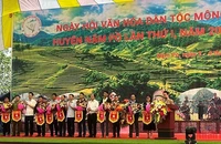 Các đồng chí lãnh đạo Huyện ủy, Ủy ban nhân dân huyện Nậm Pồ trao cờ lưu niệm tặng các đoàn tham gia Ngày hội.