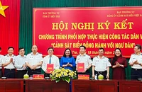 Lãnh đạo Cảnh sát biển Việt Nam và tỉnh Bến Tre ký kết chương trình hợp tác “Cảnh sát biển đồng hành cùng ngư dân”.