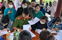 Lực lượng Công an huyện Thống Nhất hướng dẫn người dân khai báo.