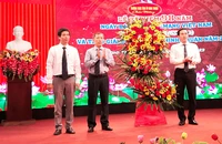 Lãnh đạo tỉnh Ninh Thuận tặng hoa, chúc mừng Hội Nhà báo tỉnh nhân Lễ kỷ niệm 98 năm Ngày Báo chí cách mạng Việt Nam.