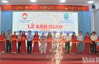 Thực hiện nghi thức Lễ bàn giao 120 căn nhà Đại đoàn kết cho hộ nghèo.