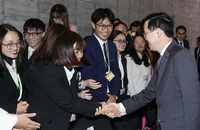 Chủ tịch nước Võ Văn Thưởng với học sinh Việt Nam đang học tại Trường Đại học Kyushu. (Ảnh: TTXVN)