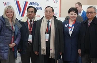 Đoàn quan sát viên của AIPA tham gia quan sát ở một điểm bỏ phiếu ở thủ đô Moskva. (Ảnh: XUÂN HƯNG)