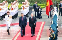 Chủ tịch nước Tô Lâm và Tổng thống Liên bang Nga Vladimir Putin duyệt Đội danh dự Quân đội nhân dân Việt Nam. (Ảnh: Phạm Kiên/TTXVN)