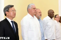 Bí thư thứ Nhất Ban Chấp hành Trung ương Đảng, Chủ tịch Cuba Miguel Díaz-Canel Bermúdez (thứ hai từ trái sang) và các đồng chí: Ủy viên Bộ Chính trị, Thủ tướng Manuel Marrero Cruz, Phó Chủ tịch Quốc hội Ana María Mari Machado, Ủy viên Bộ Chính trị, Bộ trưởng Ngoại giao Bruno Rodríguez Parilla và Đại sứ Việt Nam Lê Quang Long (Ngoài cùng bên trái) viếng Tổng Bí thư Nguyễn Phú Trọng. (Ảnh: Việt Hùng/TTXVN)