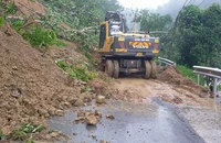 Huy động máy móc hót sạt lở để thông Quốc lộ 3B nối thành phố Bắc Kạn với huyện Chợ Đồn. (Ảnh: TUẤN SƠN)