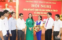 Bí thư Tỉnh ủy Quảng Ngãi Bùi Thị Quỳnh Vân trò chuyện với cán bộ trẻ.