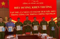 Trao thư khen và phần thưởng cho các cá nhân, tập thể có thành tích trong vụ án trên.