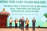 Lãnh đạo tỉnh Lai Châu trao chứng nhận chấp thuận chủ trương đầu tư cho nhà đầu tư.