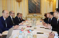 Bộ trưởng Hồ Đức Phớc gặp song phương với Thủ tướng kiêm Bộ trưởng Tài chính Bỉ Vincent Van Peterghem. (Ảnh: TTXVN)