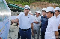 Thứ trưởng Giao thông vận tải Nguyễn Danh Huy (thứ 2 từ phải sang) trực tiếp thị sát và chỉ đạo giải quyết các vấn đề "nóng" tại dự án cao tốc đoạn Quảng Ngãi-Hoài Nhơn.