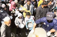 Người dân Gaza nhận hàng cứu trợ nhân đạo. (Ảnh UN NEWS)