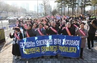  Các bác sĩ tham gia đình công phản đối kế hoạch tuyển thêm sinh viên y khoa tại Yongsan, Hàn Quốc, ngày 25/2/2024. (Ảnh: Yonhap/TTXVN) Các bác sĩ tham gia đình công phản đối kế hoạch tuyển thêm sinh viên y khoa tại Yongsan, Hàn Quốc, ngày 25/2/2024. (Ảnh: Yonhap/TTXVN)