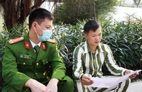 Một phạm nhân đọc thư mẹ gửi với cán bộ Trại giam Yên Hạ (Sơn La).