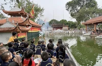 Học sinh xem biểu diễn rối nước ở phường rối Đào Thục (xã Thụy Lâm, huyện Đông Anh).