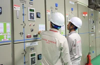 Nhân viên kỹ thuật Trung tâm thương mại Lotte Center kiểm tra hệ thống điện nhằm bảo đảm vận hành an toàn, ổn định công trình. (Ảnh TIẾN HIỆP)