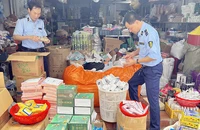 Đội Quản lý thị trường số 2, Cục Quản lý thị trường tỉnh Lạng Sơn kiểm tra, thu giữ mỹ phẩm, chất tẩy rửa không có hóa đơn được rao bán qua mạng xã hội tại một số cơ sở kinh doanh ở huyện Cao Lộc. (Ảnh THÙY DUNG) 