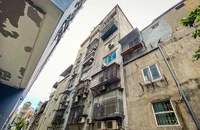Lồng sắt quây kín mít mặt sau của một khu chung cư mi-ni tại quận Thanh Xuân, Hà Nội. (Ảnh VIẾT CHUNG)