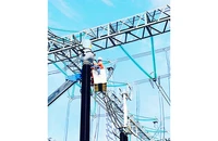 Công nhân thay thế thiết bị kẹp cực TI532 tại Trạm biến áp 500 kV Vĩnh Tân thuộc sự quản lý của Truyền tải điện Bình Thuận. (Ảnh VIỆT HÙNG)