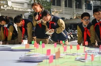 Trong ngày thứ hai mở cửa, Triển lãm tương tác “Những trận đánh nổi tiếng, những vị tướng tài danh” tại Trụ sở Báo Nhân Dân (71 Hàng Trống, Hà Nội) đã thu hút học sinh các trường đến tìm hiểu về lịch sử Quân đội nhân dân Việt Nam.