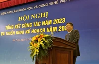 Giáo sư, Viện sĩ Châu Văn Minh, Chủ tịch Viện Hàn lâm Khoa học và Công nghệ Việt Nam báo cáo tại Hội nghị.