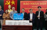 Chánh Văn phòng Báo Nhân Dân Vũ Hoàng Vĩnh trao máy tính bảng cho ngành Giáo dục và Đào tạo huyện miền núi Anh Sơn.