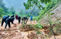 Đồn Biên phòng Tam Quang khắc phục các điểm sạt lở bảo đảm giao thông.