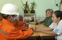 Công nhân ngành điện Thành phố Hồ Chí Minh hướng dẫn người dân cách sử dụng điện hiệu quả.