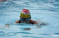 Một vận động viên cao tuổi tranh tài tại giải bơi.