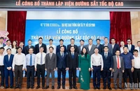 Đại diện UTH cùng các đơn vị chụp ảnh lưu niệm tại Lễ công bố