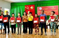Đồng chí Trần Thị Thu Đông, Chủ tịch Hội Nhiếp ảnh Việt Nam, đại biểu Quốc hội và đại diện Tập đoàn Vingroup (giữa) trao quà Tết cho các hộ nghèo tại vùng ven biển thành phố Bạc Liêu.