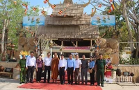 Đồng chí Tạ Trung Dũng, Thường trực Tỉnh ủy Bạc Liêu (đứng giữa) và đoàn công tác thăm, chúc Tết Chol Chăm Thmây tại các chùa Khmer của huyện Vĩnh Lợi.