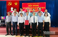 Trưởng Ban Tổ chức Tỉnh ủy Bạc Liêu Hồ Thanh Thủy (thứ ba từ phải sang trái) trao quyết định của Ban Thường vụ Tỉnh ủy Bạc Liêu cho đồng chí Dương Quốc Nhẫn giữ chức Phó ban Tổ chức Tỉnh ủy. (Ảnh: TRỌNG DUY)