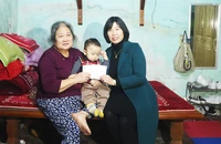 Đại diện Hội Phụ nữ Duy Tiên tặng quà cho em Quân thị trấn Đồng Văn.