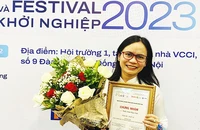 Chị Tầm cùng chứng nhận nước mắm Ngọc Lan thuộc tốp 10 Chương trình phát triển dự án khởi nghiệp quốc gia năm 2022.