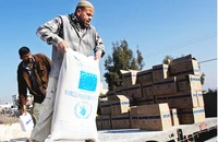WFP cung cấp lương thực cứu trợ cho người dân tại dải Gaza. Ảnh: AP