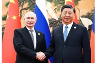 Tổng thống Nga Vladimir Putin (trái) bắt tay Chủ tịch Trung Quốc Tập Cận Bình trước cuộc hội đàm ở Thủ đô Bắc Kinh. Ảnh: SPUTNIK