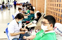 Sinh viên tham gia hiến máu tại ngày hội hiến máu tình nguyện “Chủ nhật Đỏ”.
